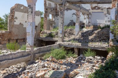 Harap ev. Eski evlerin kalıntıları. Kıyamet. Terk edilmiş şehir. Hayaletler şehri. Deprem ve kentsel yapıların yıkıcı işletmesi ile yıkılan eski tarihi evlerin kalıntıları. Kırık bina