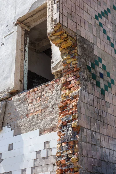 Harap ev. Eski evlerin kalıntıları. Kıyamet. Terk edilmiş şehir. Hayaletler şehri. Deprem ve kentsel yapıların yıkıcı işletmesi ile yıkılan eski tarihi evlerin kalıntıları. Kırık bina
