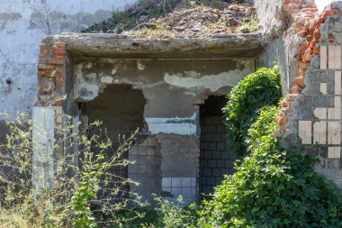 Harap ev. Eski evlerin kalıntıları. Kıyamet. Terk edilmiş şehir. Hayaletler şehri. Deprem ve kentsel yapıların yıkıcı işletmesi ile yıkılan eski tarihi evlerin kalıntıları. Kırık bina