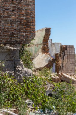Harap ev. Eski evlerin kalıntıları. Kıyamet. Terk edilmiş şehir. Hayaletler şehri. Deprem ve kentsel yapıların yıkıcı işletmesi ile yıkılan eski tarihi evlerin kalıntıları. Kırık bina