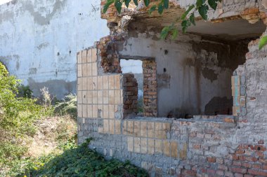 Harap ev. Eski evlerin kalıntıları. Kıyamet. Terk edilmiş şehir. Hayaletler şehri. Deprem ve kentsel yapıların yıkıcı işletmesi ile yıkılan eski tarihi evlerin kalıntıları. Kırık bina