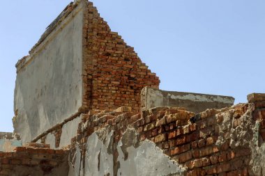 Harap ev. Eski evlerin kalıntıları. Kıyamet. Terk edilmiş şehir. Hayaletler şehri. Deprem ve kentsel yapıların yıkıcı işletmesi ile yıkılan eski tarihi evlerin kalıntıları. Kırık bina