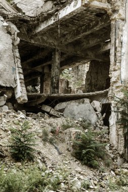 Harap ev. Eski evlerin kalıntıları. Kıyamet. Terk edilmiş şehir. Hayaletler şehri. Deprem ve kentsel yapıların yıkıcı işletmesi ile yıkılan eski tarihi evlerin kalıntıları. Kırık bina