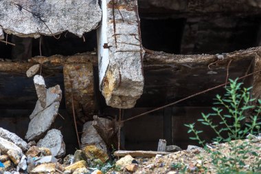 Harap ev. Eski evlerin kalıntıları. Kıyamet. Terk edilmiş şehir. Hayaletler şehri. Deprem ve kentsel yapıların yıkıcı işletmesi ile yıkılan eski tarihi evlerin kalıntıları. Kırık bina
