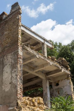 Harap ev. Eski evlerin kalıntıları. Kıyamet. Terk edilmiş şehir. Hayaletler şehri. Deprem ve kentsel yapıların yıkıcı işletmesi ile yıkılan eski tarihi evlerin kalıntıları. Kırık bina