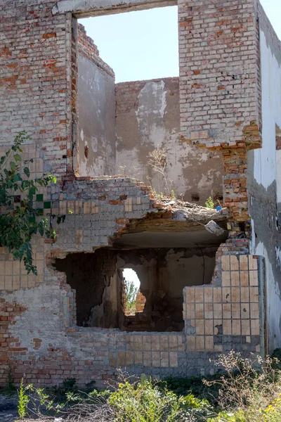 폐허가 오래된 주택의 버려진 유령의 지진과 구조물의 파괴적인 운영에 오래된 — 스톡 사진