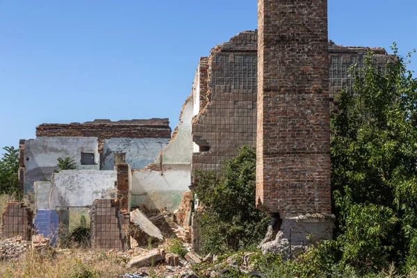 被毁坏的房子旧房子的遗迹 被遗弃的城市鬼城被地震和城市结构毁灭性操作摧毁的旧历史房屋废墟 破碎的建筑物 — 图库照片
