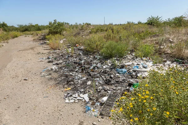 Botellas Plástico Bolsas Otra Basura Doméstica Fueron Arrojados Largo Carretera — Foto de Stock