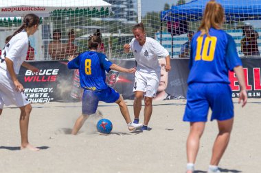Odessa, Ukrayna-Temmuz 21, 2019: Plajda amatör kadınlar arasında Plaj Futbolu Şampiyonası. Kumda futbol. Genç güzel kızlar şehir plajı kum üzerinde plaj futbol oynarken. Kumüzerinde futbol