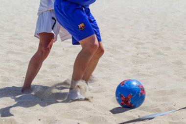 Odessa, Ukrayna-Temmuz 21, 2019: Plajda amatör kadınlar arasında Plaj Futbolu Şampiyonası. Kumda futbol. Genç güzel kızlar şehir plajı kum üzerinde plaj futbol oynarken. Kumüzerinde futbol