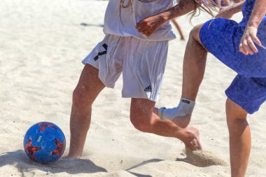 Odessa, Ukrayna-Temmuz 21, 2019: Plajda amatör kadınlar arasında Plaj Futbolu Şampiyonası. Kumda futbol. Genç güzel kızlar şehir plajı kum üzerinde plaj futbol oynarken. Kumüzerinde futbol