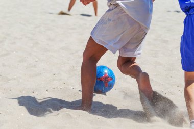 Odessa, Ukrayna-Temmuz 21, 2019: Plajda amatör kadınlar arasında Plaj Futbolu Şampiyonası. Kumda futbol. Genç güzel kızlar şehir plajı kum üzerinde plaj futbol oynarken. Kumüzerinde futbol