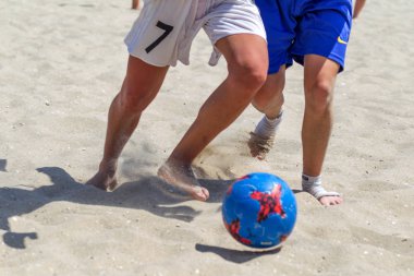 Odessa, Ukrayna-Temmuz 21, 2019: Plajda amatör kadınlar arasında Plaj Futbolu Şampiyonası. Kumda futbol. Genç güzel kızlar şehir plajı kum üzerinde plaj futbol oynarken. Kumüzerinde futbol