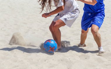 Odessa, Ukrayna-Temmuz 21, 2019: Plajda amatör kadınlar arasında Plaj Futbolu Şampiyonası. Kumda futbol. Genç güzel kızlar şehir plajı kum üzerinde plaj futbol oynarken. Kumüzerinde futbol