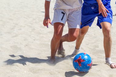 Odessa, Ukrayna-Temmuz 21, 2019: Plajda amatör kadınlar arasında Plaj Futbolu Şampiyonası. Kumda futbol. Genç güzel kızlar şehir plajı kum üzerinde plaj futbol oynarken. Kumüzerinde futbol