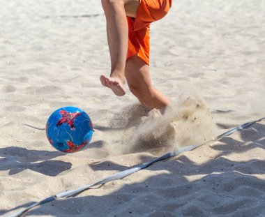 Odessa, Ukrayna-Temmuz 21, 2019: Plajda amatör kadınlar arasında Plaj Futbolu Şampiyonası. Kumda futbol. Genç güzel kızlar şehir plajı kum üzerinde plaj futbol oynarken. Kumüzerinde futbol