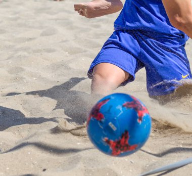 Odessa, Ukrayna-Temmuz 21, 2019: Plajda amatör kadınlar arasında Plaj Futbolu Şampiyonası. Kumda futbol. Genç güzel kızlar şehir plajı kum üzerinde plaj futbol oynarken. Kumüzerinde futbol