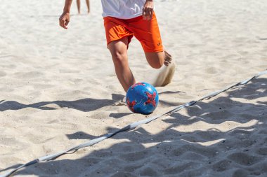 Odessa, Ukrayna - 21 Temmuz 2019: Plajda kadınlar için plaj futbolu şampiyonası. Kumda futbol. Genç güzel kızlar plaj futbolu oynamak, şehir plaj kum üzerinde turnuvada zafer sevinirler