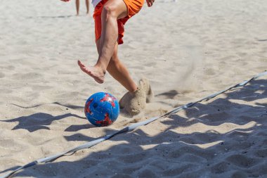 Odessa, Ukrayna - 21 Temmuz 2019: Plajda kadınlar için plaj futbolu şampiyonası. Kumda futbol. Genç güzel kızlar plaj futbolu oynamak, şehir plaj kum üzerinde turnuvada zafer sevinirler