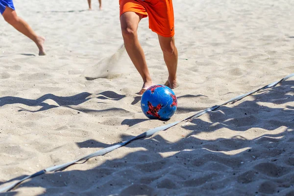 Odessa, Ukrayna - 21 Temmuz 2019: Plajda kadınlar için plaj futbolu şampiyonası. Kumda futbol. Genç güzel kızlar plaj futbolu oynamak, şehir plaj kum üzerinde turnuvada zafer sevinirler