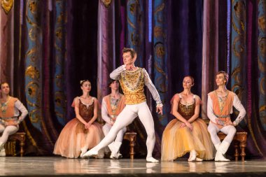 Odessa, Ukrayna-July22, 2019: bale. Odessa Opera Tiyatrosu sahnede klasik bale. Sahne dansı 'nda bale dansçıları Swan Lake 'in klasik eserleri. Tiyatro sahnesinde sanatsal top dansı formu