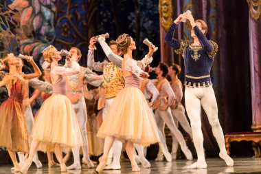 Odessa, Ukrayna-July22, 2019: bale. Odessa Opera Tiyatrosu sahnede klasik bale. Sahne dansı 'nda bale dansçıları Swan Lake 'in klasik eserleri. Tiyatro sahnesinde sanatsal top dansı formu