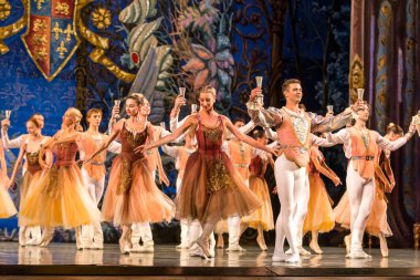 Odessa, Ukrayna-July22, 2019: bale. Odessa Opera Tiyatrosu sahnede klasik bale. Sahne dansı 'nda bale dansçıları Swan Lake 'in klasik eserleri. Tiyatro sahnesinde sanatsal top dansı formu