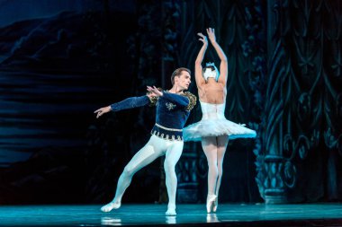 Odessa, Ukrayna-July22, 2019: bale. Odessa Opera Tiyatrosu sahnede klasik bale. Sahne dansı 'nda bale dansçıları Swan Lake 'in klasik eserleri. Tiyatro sahnesinde sanatsal top dansı formu