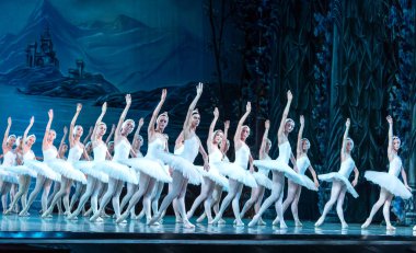 Odessa, Ukrayna-July22, 2019: bale. Odessa Opera Tiyatrosu sahnede klasik bale. Sahne dansı 'nda bale dansçıları Swan Lake 'in klasik eserleri. Tiyatro sahnesinde sanatsal top dansı formu