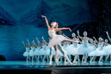 Odessa, Ukrayna-July22, 2019: bale. Odessa Opera Tiyatrosu sahnede klasik bale. Sahne dansı 'nda bale dansçıları Swan Lake 'in klasik eserleri. Tiyatro sahnesinde sanatsal top dansı formu