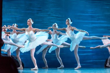 Odessa, Ukrayna-July22, 2019: bale. Odessa Opera Tiyatrosu sahnede klasik bale. Sahne dansı 'nda bale dansçıları Swan Lake 'in klasik eserleri. Tiyatro sahnesinde sanatsal top dansı formu
