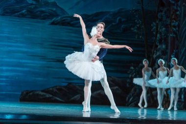 Odessa, Ukrayna-July22, 2019: bale. Odessa Opera Tiyatrosu sahnede klasik bale. Sahne dansı 'nda bale dansçıları Swan Lake 'in klasik eserleri. Tiyatro sahnesinde sanatsal top dansı formu
