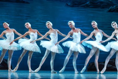 Odessa, Ukrayna-July22, 2019: bale. Odessa Opera Tiyatrosu sahnede klasik bale. Sahne dansı 'nda bale dansçıları Swan Lake 'in klasik eserleri. Tiyatro sahnesinde sanatsal top dansı formu