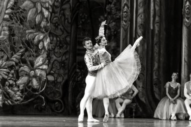 Odessa, Ukrayna-July22, 2019: bale. Odessa Opera Tiyatrosu sahnede klasik bale. Sahne dansı 'nda bale dansçıları Swan Lake 'in klasik eserleri. Tiyatro sahnesinde sanatsal top dansı formu