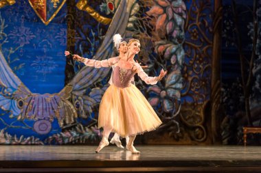 Odessa, Ukrayna-July22, 2019: bale. Odessa Opera Tiyatrosu sahnede klasik bale. Sahne dansı 'nda bale dansçıları Swan Lake 'in klasik eserleri. Tiyatro sahnesinde sanatsal top dansı formu