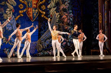 Odessa, Ukrayna-July22, 2019: bale. Odessa Opera Tiyatrosu sahnede klasik bale. Sahne dansı 'nda bale dansçıları Swan Lake 'in klasik eserleri. Tiyatro sahnesinde sanatsal top dansı formu
