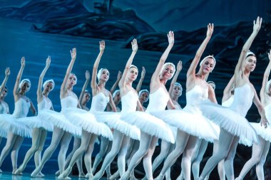 Odessa, Ukrayna-July22, 2019: bale. Odessa Opera Tiyatrosu sahnede klasik bale. Sahne dansı 'nda bale dansçıları Swan Lake 'in klasik eserleri. Tiyatro sahnesinde sanatsal top dansı formu