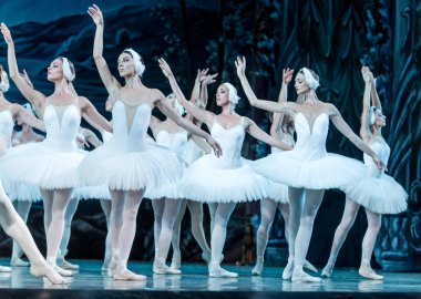 Odessa, Ukrayna-July22, 2019: bale. Odessa Opera Tiyatrosu sahnede klasik bale. Sahne dansı 'nda bale dansçıları Swan Lake 'in klasik eserleri. Tiyatro sahnesinde sanatsal top dansı formu