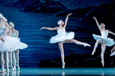 Odessa, Ukrayna-July22, 2019: bale. Odessa Opera Tiyatrosu sahnede klasik bale. Sahne dansı 'nda bale dansçıları Swan Lake 'in klasik eserleri. Tiyatro sahnesinde sanatsal top dansı formu