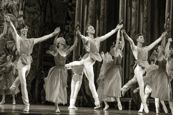 乌克兰奥德萨 2019年7月22日 芭蕾舞 奥德萨歌剧院舞台上的古典芭蕾 舞台上的芭蕾舞演员跳着 天鹅湖 的经典作品 戏剧舞台上的艺术球舞形式 — 图库照片