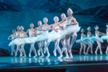 Keskin bale geçmişi değil. Tiyatro sahnesinde odak arka plan Klasik bale. Sahnedebale dansçıları Kuğu Gölü'nün klasik dansları. Sahnede balo dansının yumuşak odaklanmamış arka planı