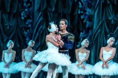 Odessa, Ukrayna-July22, 2019: bale. Odessa Opera Tiyatrosu sahnede klasik bale. Sahne dansı 'nda bale dansçıları Swan Lake 'in klasik eserleri. Tiyatro sahnesinde sanatsal top dansı formu