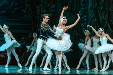 Odessa, Ukrayna-July22, 2019: bale. Odessa Opera Tiyatrosu sahnede klasik bale. Sahne dansı 'nda bale dansçıları Swan Lake 'in klasik eserleri. Tiyatro sahnesinde sanatsal top dansı formu