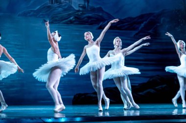 Odessa, Ukrayna-July22, 2019: bale. Odessa Opera Tiyatrosu sahnede klasik bale. Sahne dansı 'nda bale dansçıları Swan Lake 'in klasik eserleri. Tiyatro sahnesinde sanatsal top dansı formu