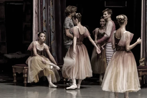 オデッサ ウクライナ 2019年7月22日 バレエ バレエダンサー クラシックバレリーナの舞台裏で公演の準備をしています 白鳥の湖のバレエダンサーの古典的な作品 — ストック写真