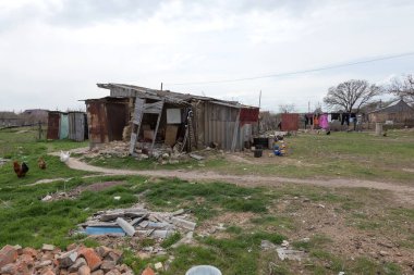 Fakir insanların yaşadığı fakir mahalledeki evler. Eski evlerin yıkılması, depremler, ekonomik krizler, terk edilmiş evler. Kırık, kullanılamaz bir evde yaşamak fakir bir mahalle. Odessa, Ukrayna, 2019