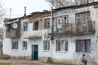 Odessa, Ukrayna Circa 2019: Yoksul insanların yaşadığı yoksul bölgelerdeki evler. Eski evlerin yıkılması, depremler, ekonomik krizler, terk edilmiş evler. Kırık, kullanılamaz evde yaşamak yoksul bir mahalle