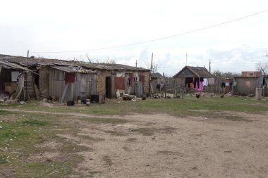 Fakir insanların yaşadığı fakir mahalledeki evler. Eski evlerin yıkılması, depremler, ekonomik krizler, terk edilmiş evler. Kırık, kullanılamaz bir evde yaşamak fakir bir mahalle. Odessa, Ukrayna, 2019