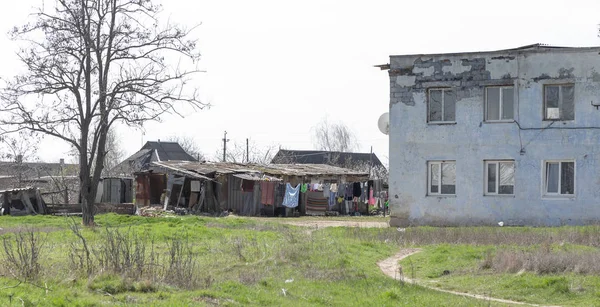 貧しい人々が住んでいる貧しい地域の家 古い家屋の破壊 経済危機 放棄された家屋 壊れた 使えない家に住むのは貧しい四半期です オデッサ ウクライナ 2019 — ストック写真