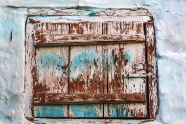 Eski bir şehir duvarında tek ahşap kapı. Kilitli kapalı vintage ahşap kapı. Eski boya ile soyulur eski kapının dokusu,